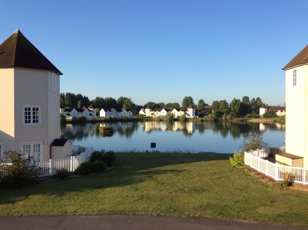 Liming Lodge - Lakeside Home In The Cotswolds South Cerney Exterior foto