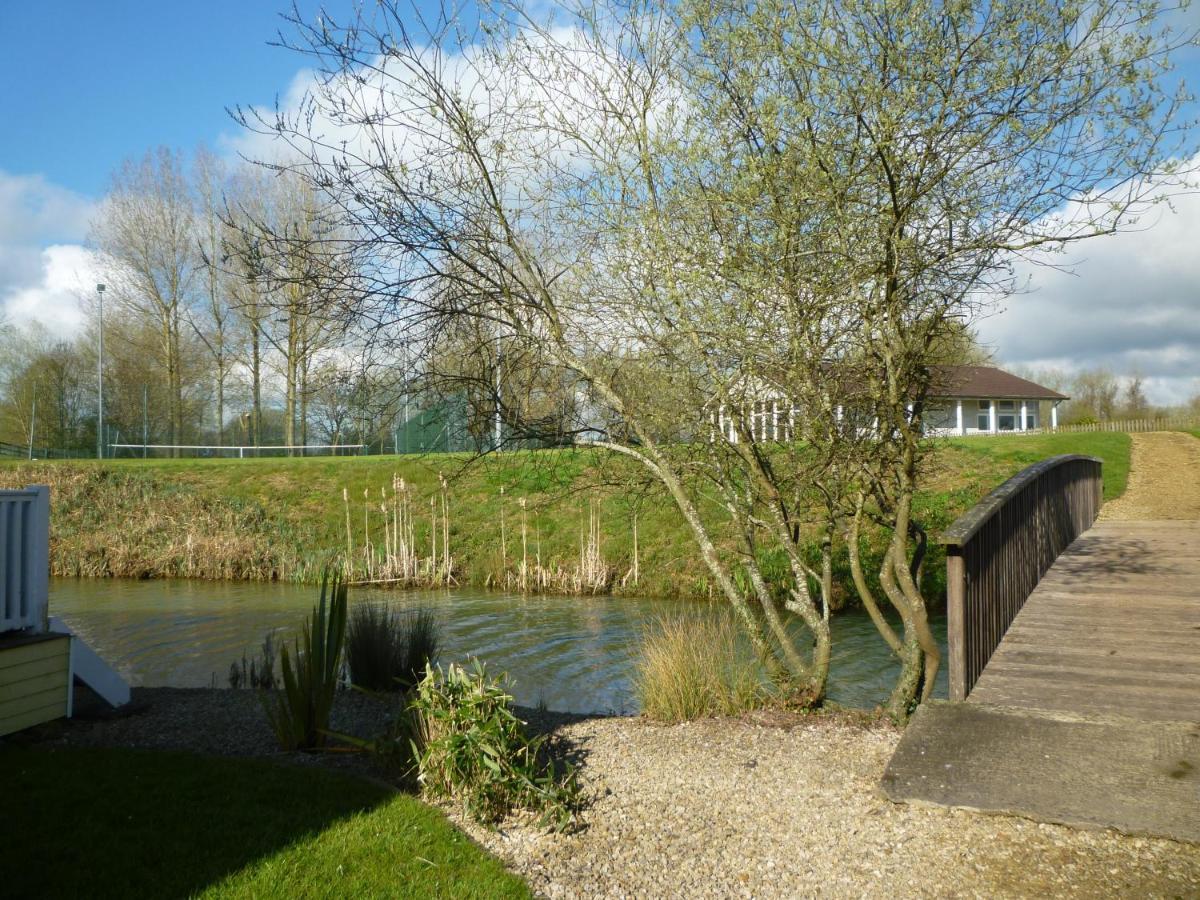 Liming Lodge - Lakeside Home In The Cotswolds South Cerney Exterior foto