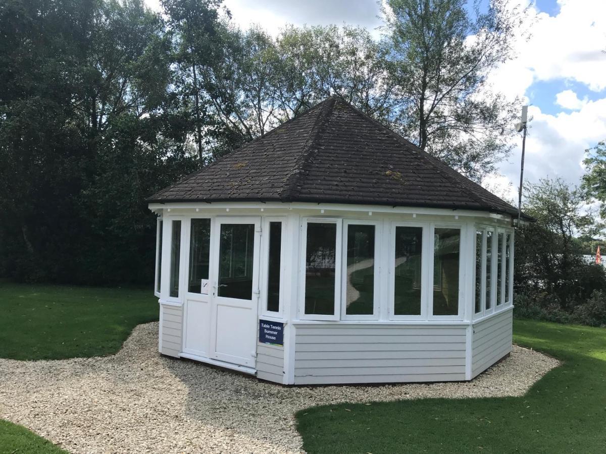 Liming Lodge - Lakeside Home In The Cotswolds South Cerney Exterior foto